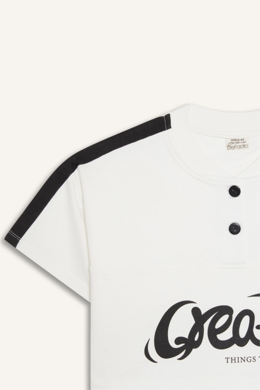 بنات بيج فاتح تيشيرت بناتي نص ردن بطبعة شعار بياخة مستديرة