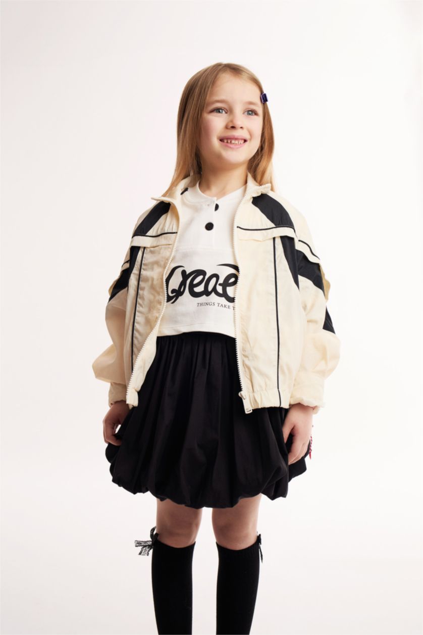 بنات بيج فاتح تيشيرت بناتي نص ردن بطبعة شعار بياخة مستديرة