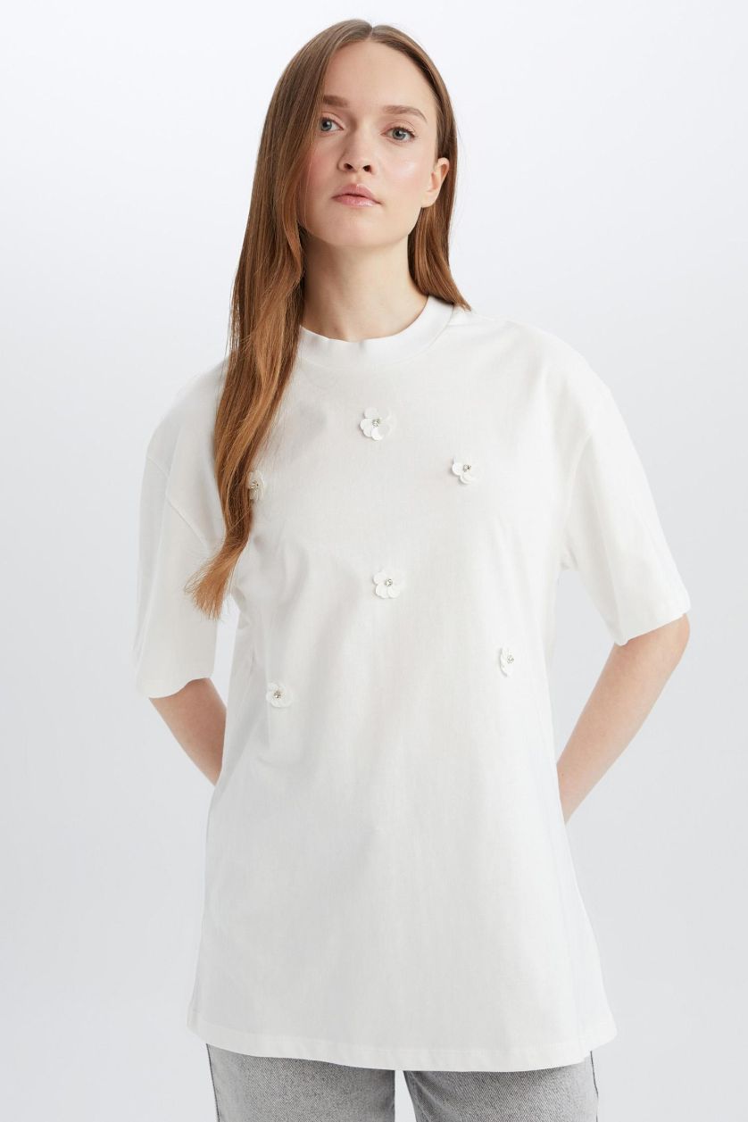 Kadın Ekru Relax Fit Bisiklet Yaka Basic Düz Kısa Kollu Nakışlı Tesettür Tişört Tunik