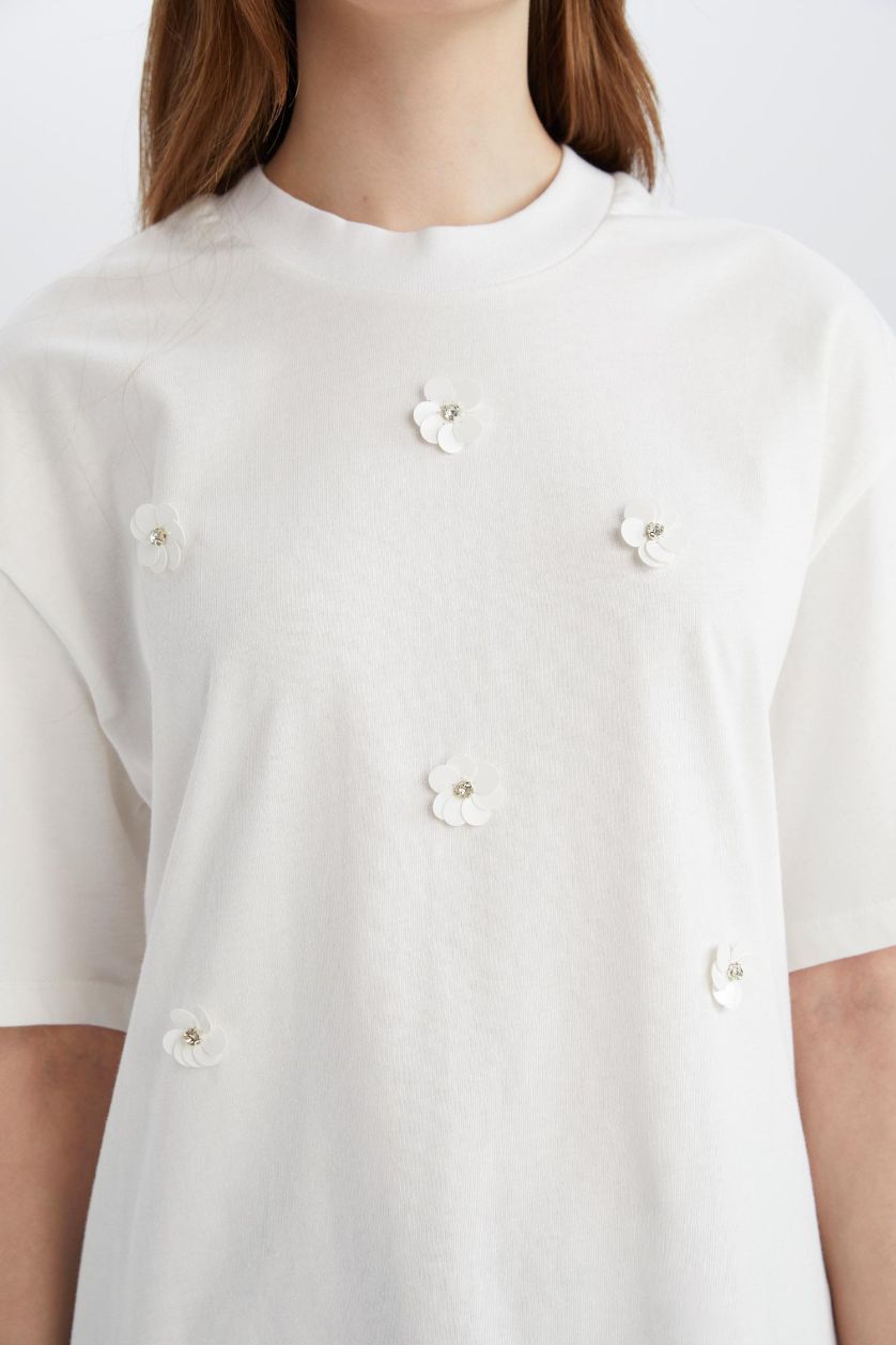 Kadın Ekru Relax Fit Bisiklet Yaka Basic Düz Kısa Kollu Nakışlı Tesettür Tişört Tunik