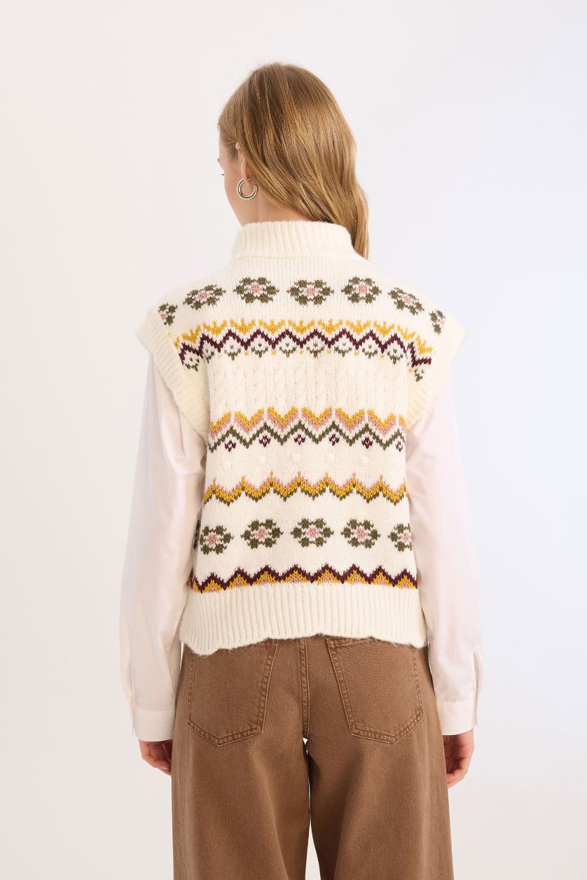 Kadın Ekru Oversize Geniş Kalıp Yarım Balıkçı Yaka Triko Süveter