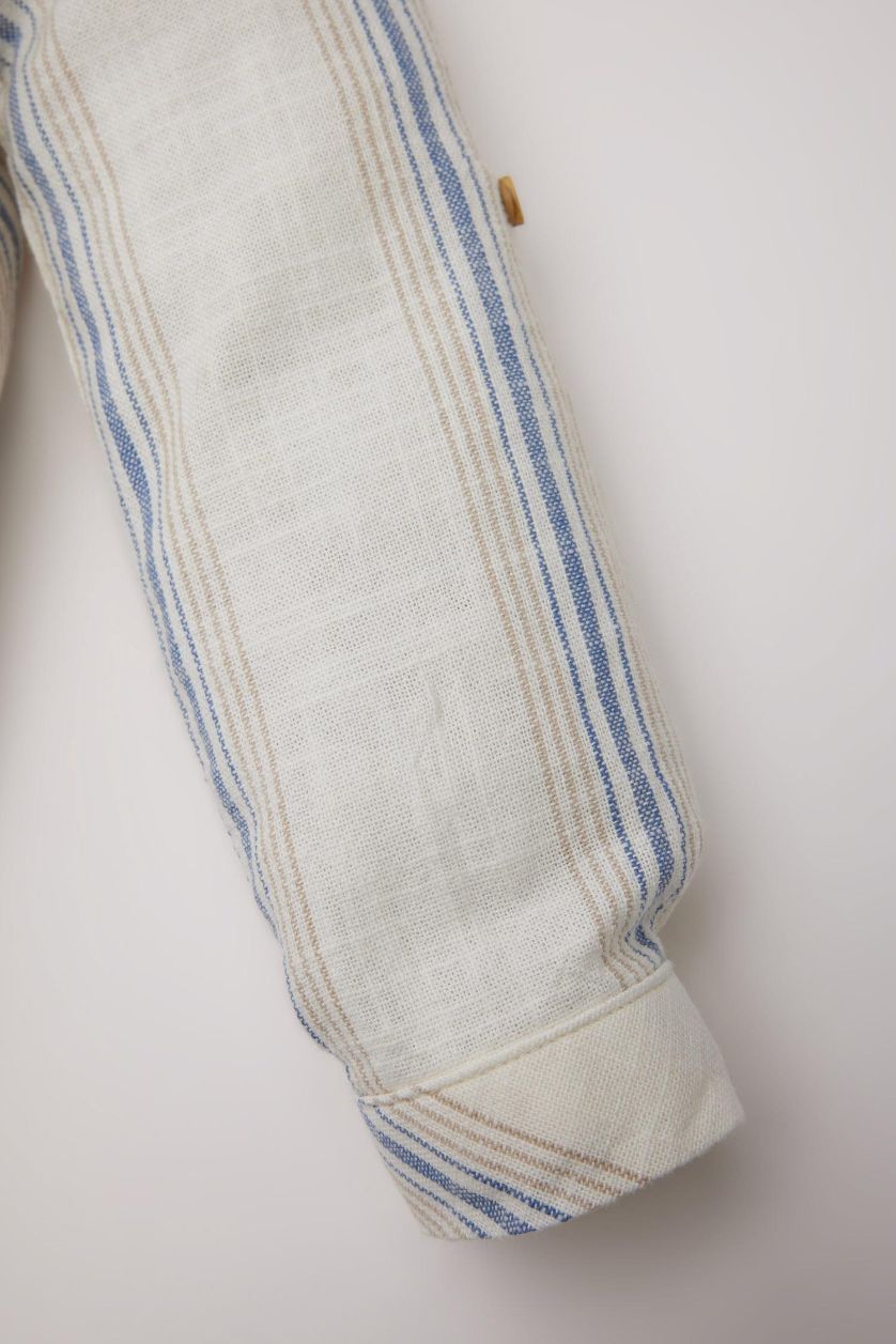 طفل صغير بيج فاتح قميص مخطط بيبي اولادي قصة عادية