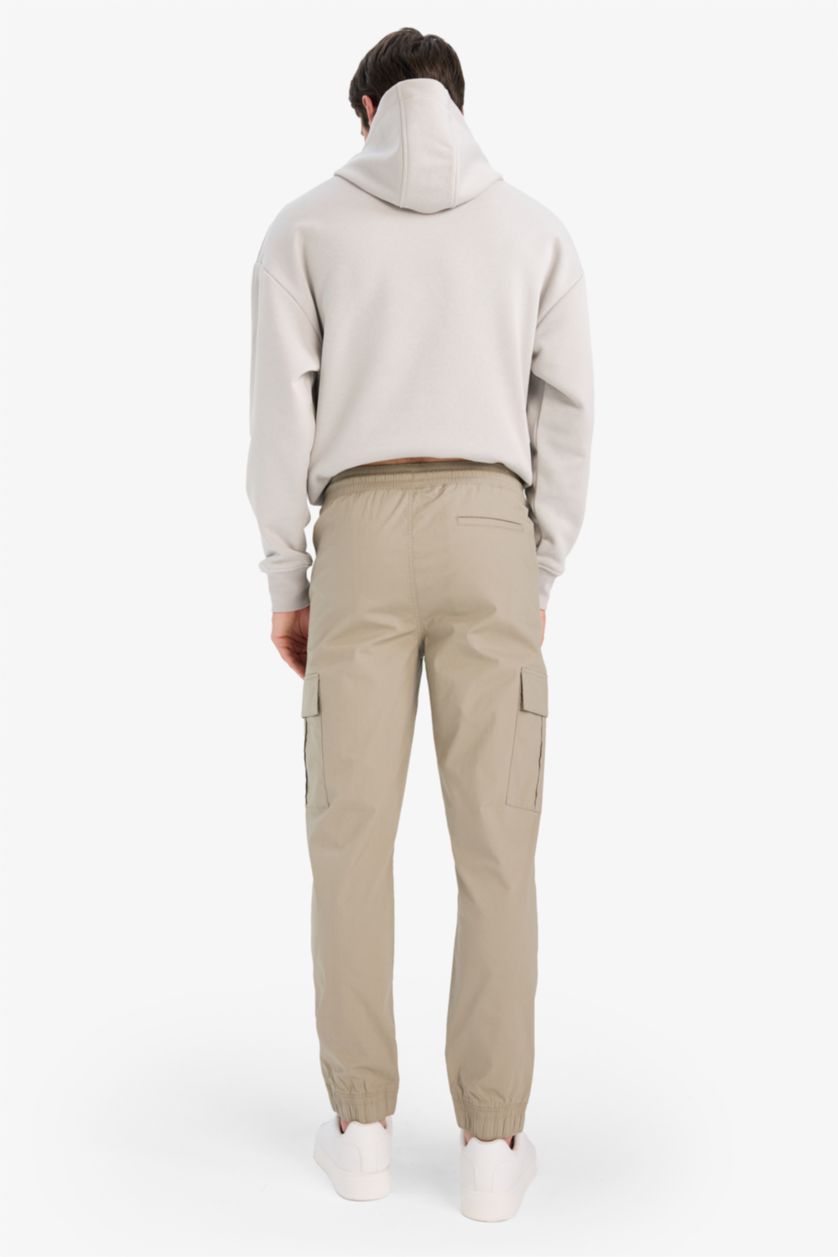 رجال كاكي فاتح بنطرون باراشوت جوجر قصة عادية