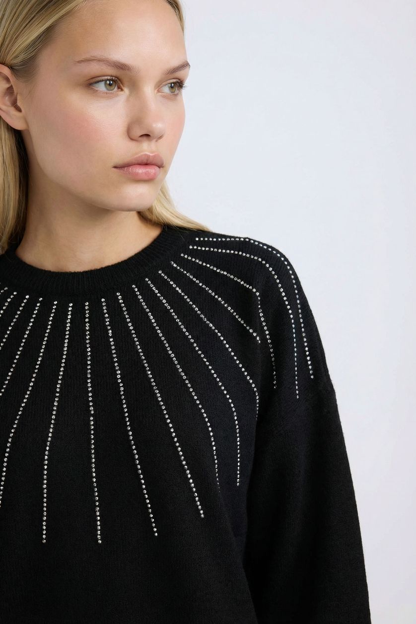 Kadın Siyah Oversize Geniş Kalıp Bisiklet Yaka Yumuşak Dokulu Taşlı Triko Kazak