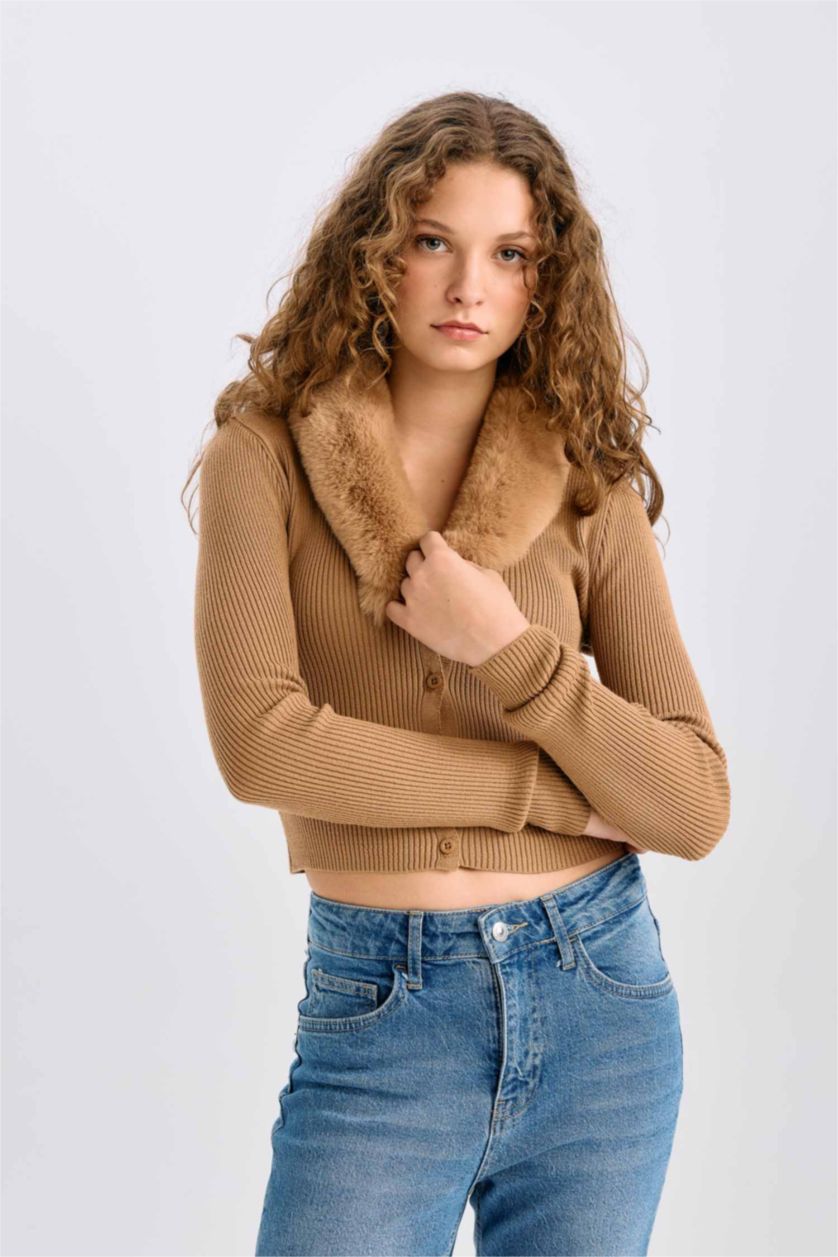 Kadın Camel Slim Fit Dar Kesim Suni Kürklü V Yaka Düğmeli Triko Hırka