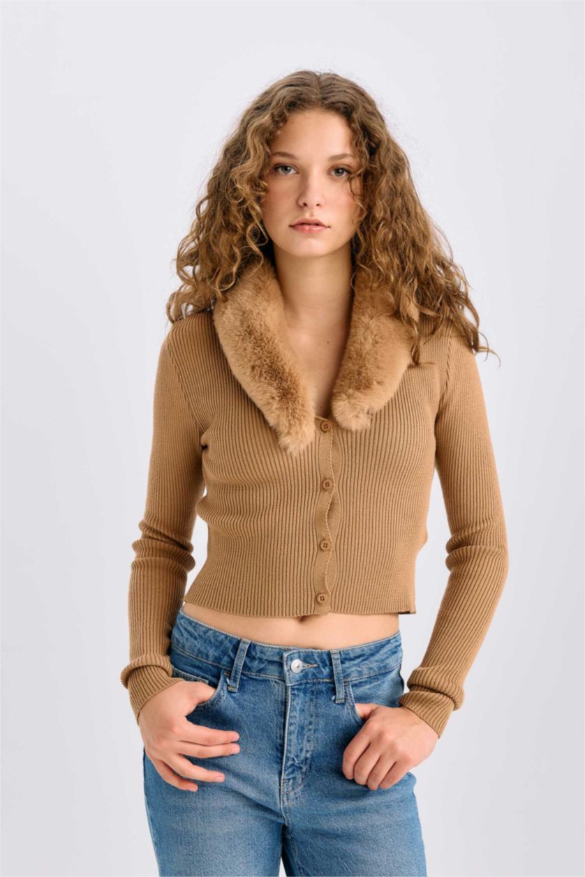 Kadın Camel Slim Fit Dar Kesim Suni Kürklü V Yaka Düğmeli Triko Hırka