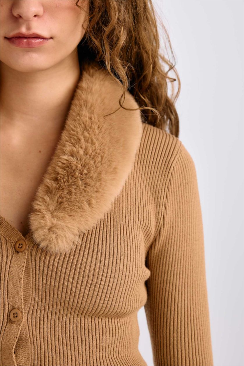 Kadın Camel Slim Fit Dar Kesim Suni Kürklü V Yaka Düğmeli Triko Hırka