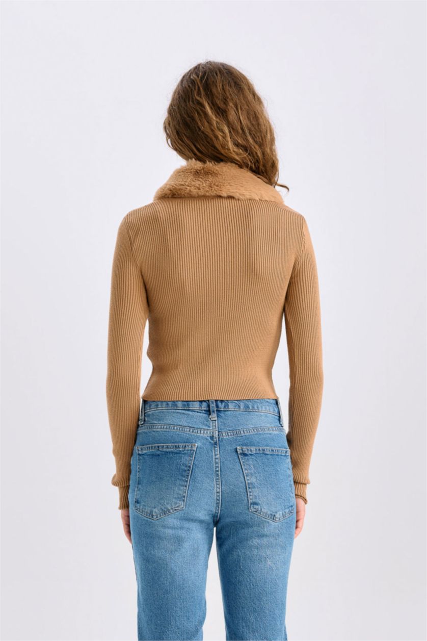 Kadın Camel Slim Fit Dar Kesim Suni Kürklü V Yaka Düğmeli Triko Hırka