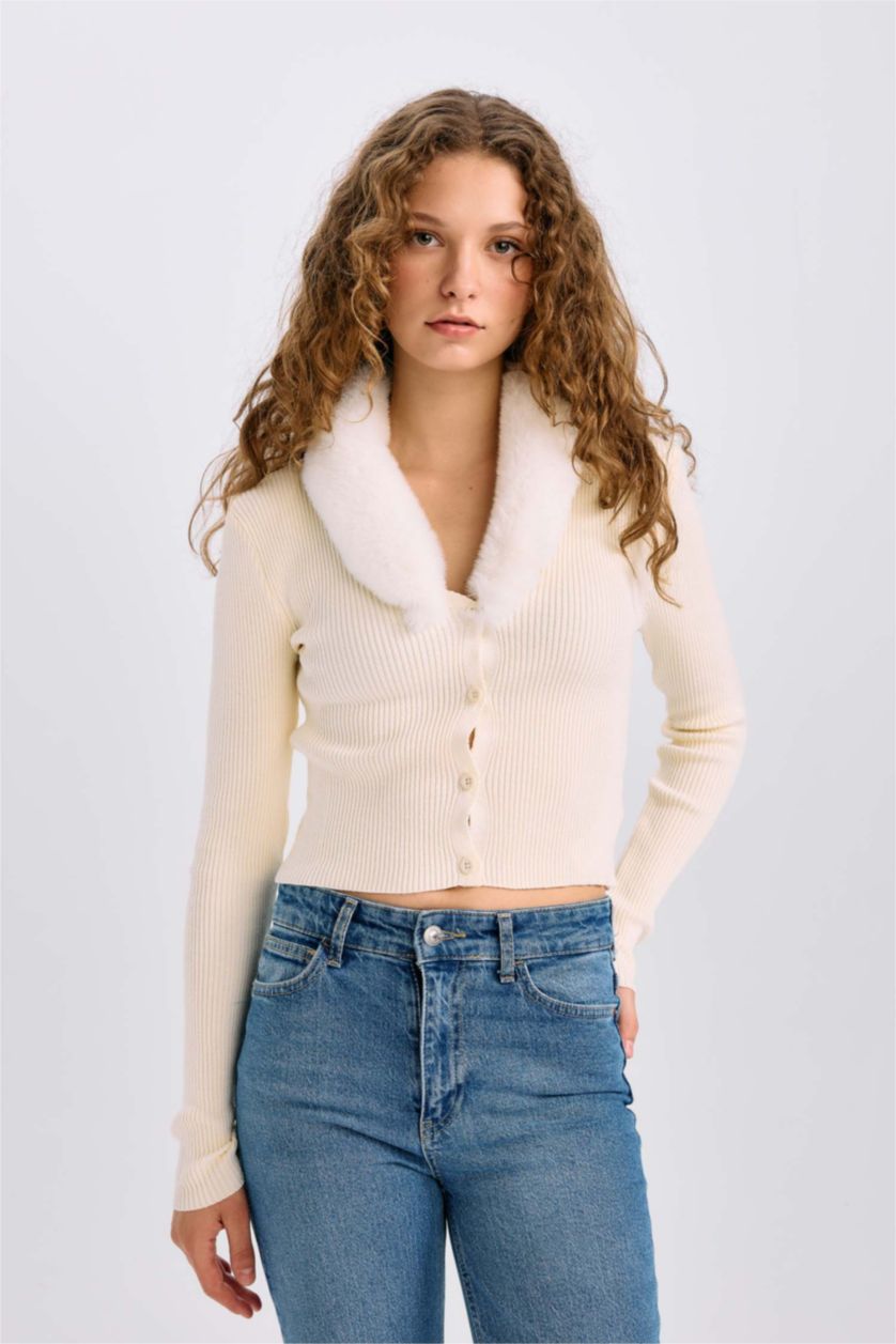 Kadın Ekru Slim Fit Dar Kesim Suni Kürklü V Yaka Düğmeli Triko Hırka