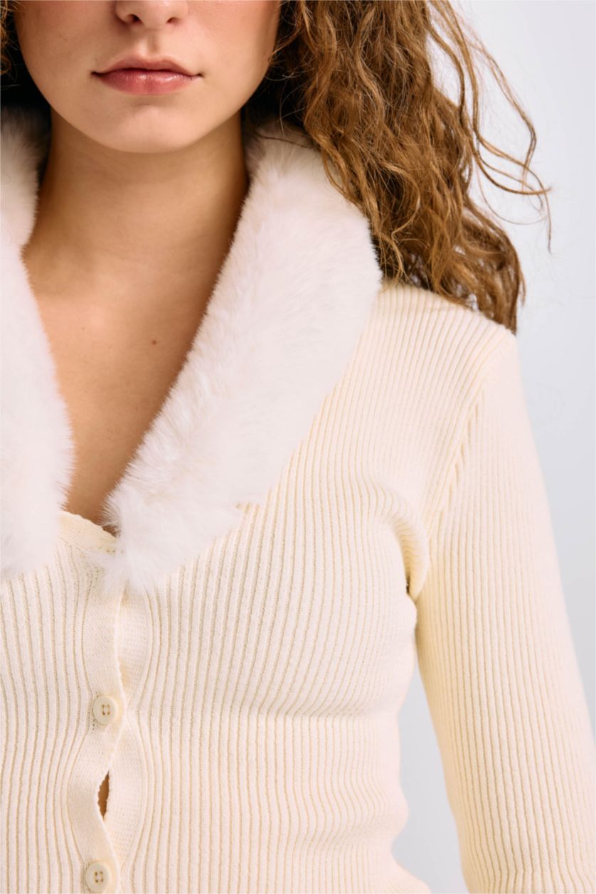 Kadın Ekru Slim Fit Dar Kesim Suni Kürklü V Yaka Düğmeli Triko Hırka