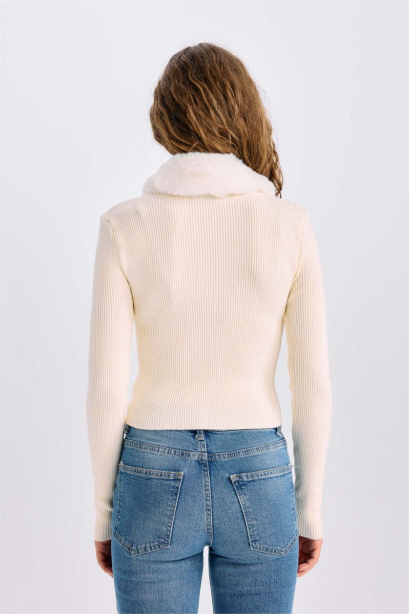 Kadın Ekru Slim Fit Dar Kesim Suni Kürklü V Yaka Düğmeli Triko Hırka