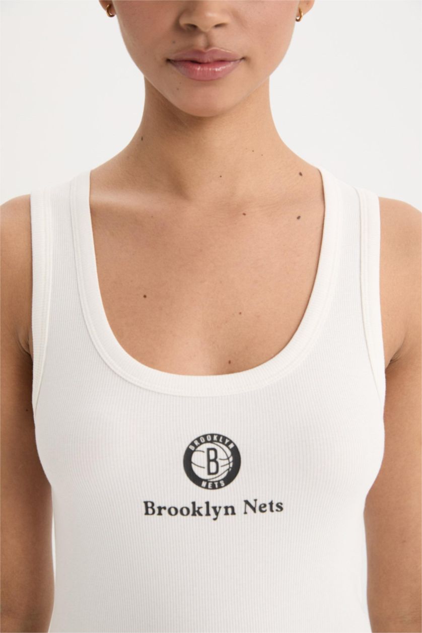 Kadın Ekru NBA Brooklyn Nets Slim Fit Dar Kesim U Yaka Ribana Sporcu Atlet