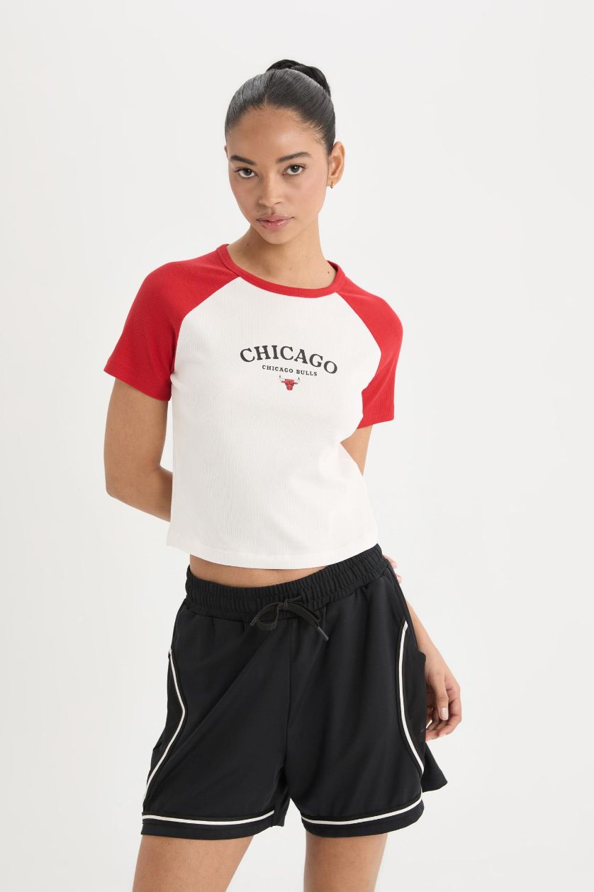 Kadın Ekru NBA Chicago Bulls Slim Fit Dar Kesim Bisiklet Yaka Sporcu Fitilli Kaşkorse Kısa Kollu Tişört