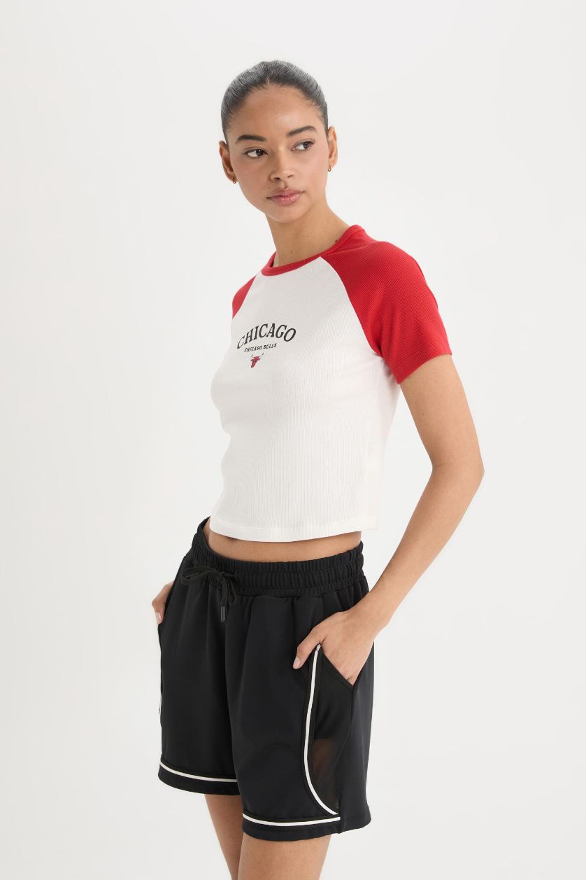 Kadın Ekru NBA Chicago Bulls Slim Fit Dar Kesim Bisiklet Yaka Sporcu Fitilli Kaşkorse Kısa Kollu Tişört