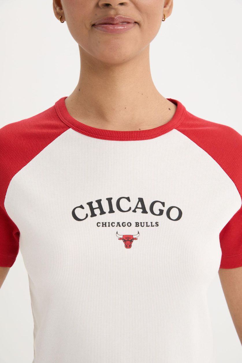 Kadın Ekru NBA Chicago Bulls Slim Fit Dar Kesim Bisiklet Yaka Sporcu Fitilli Kaşkorse Kısa Kollu Tişört