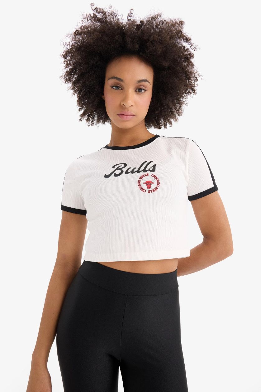 Kadın Ekru NBA Chicago Bulls Slim Fit Dar Kesim Bisiklet Yaka Sporcu Fitilli Kaşkorse Kısa Kollu Tişört
