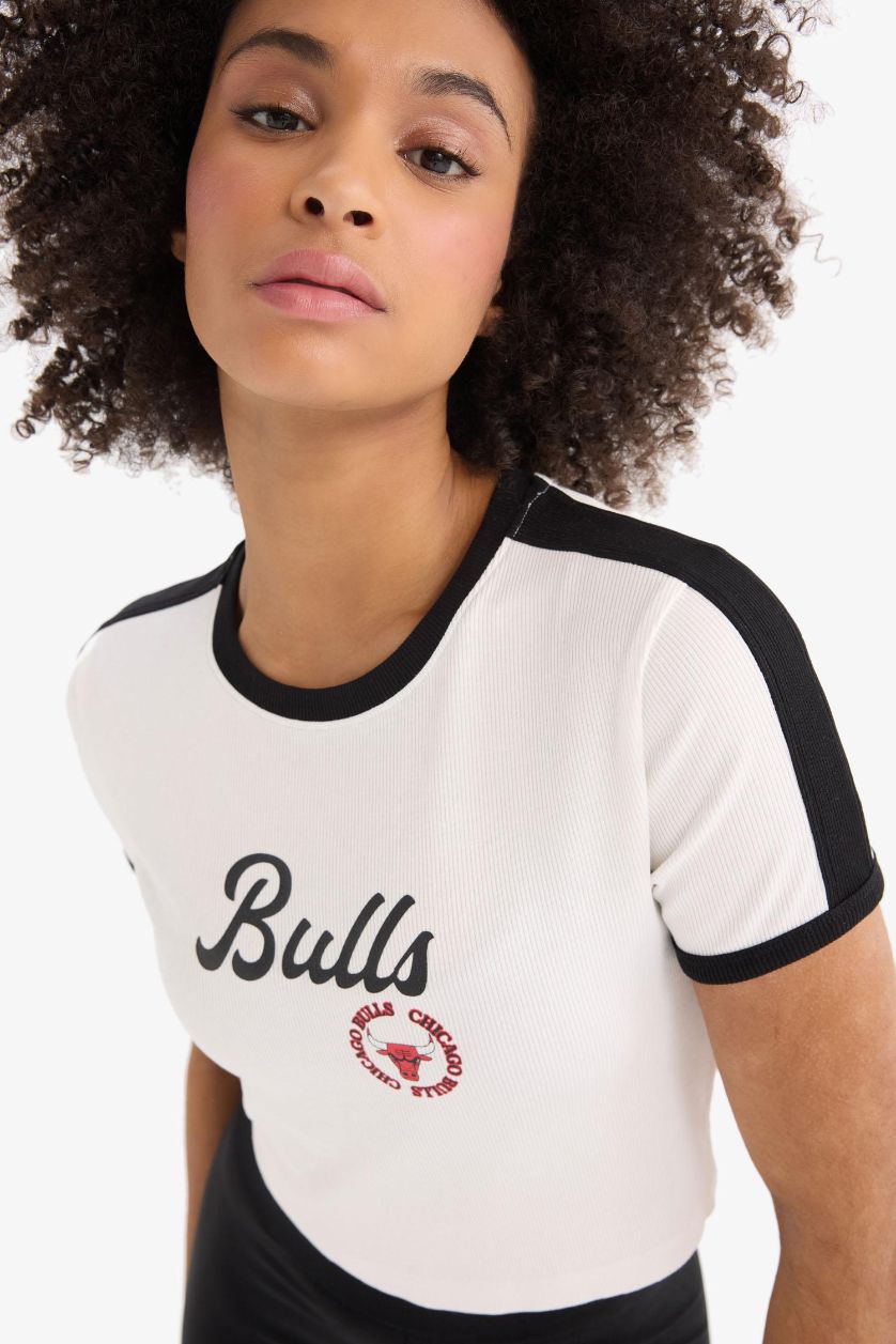 Kadın Ekru NBA Chicago Bulls Slim Fit Dar Kesim Bisiklet Yaka Sporcu Fitilli Kaşkorse Kısa Kollu Tişört