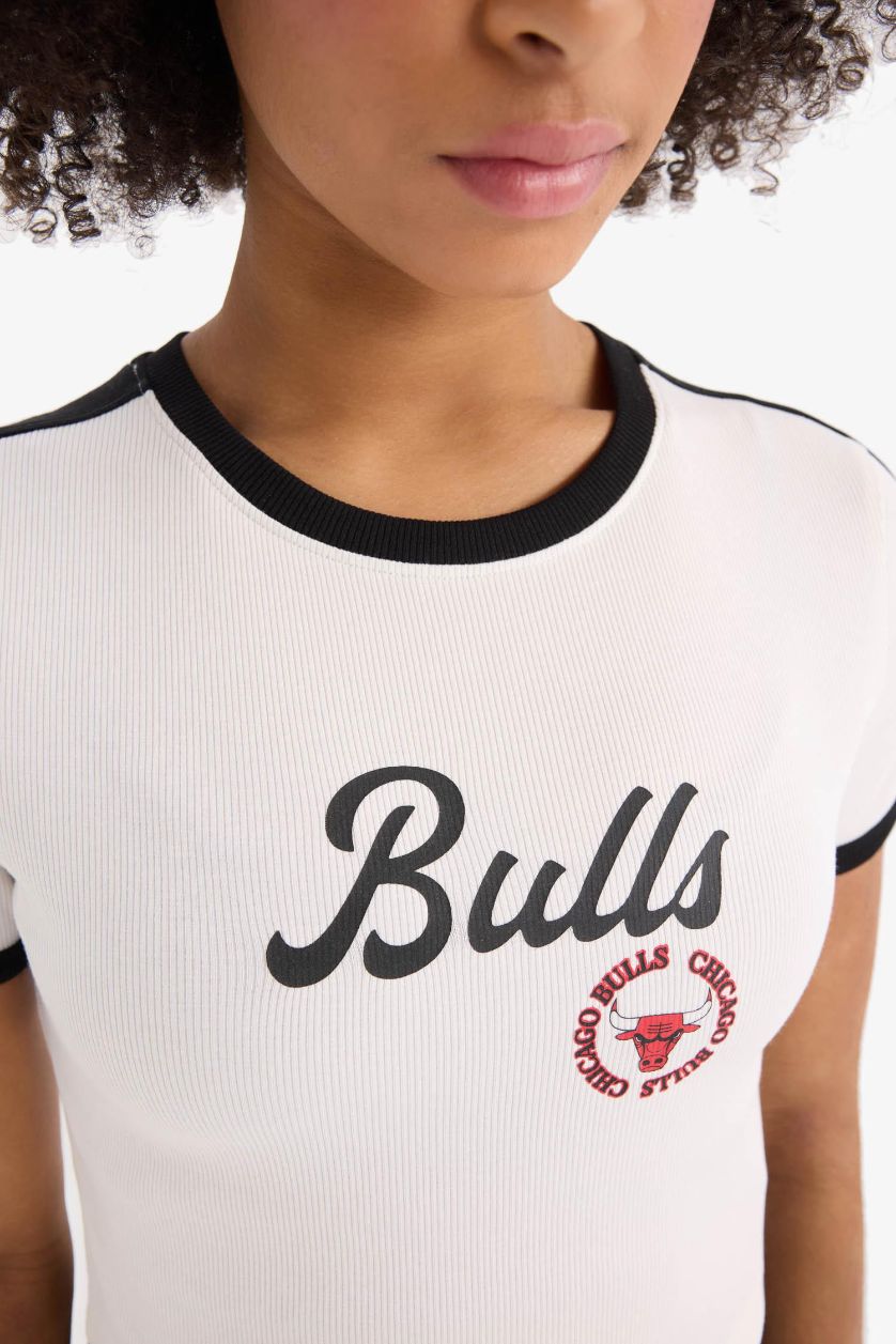 Kadın Ekru NBA Chicago Bulls Slim Fit Dar Kesim Bisiklet Yaka Sporcu Fitilli Kaşkorse Kısa Kollu Tişört