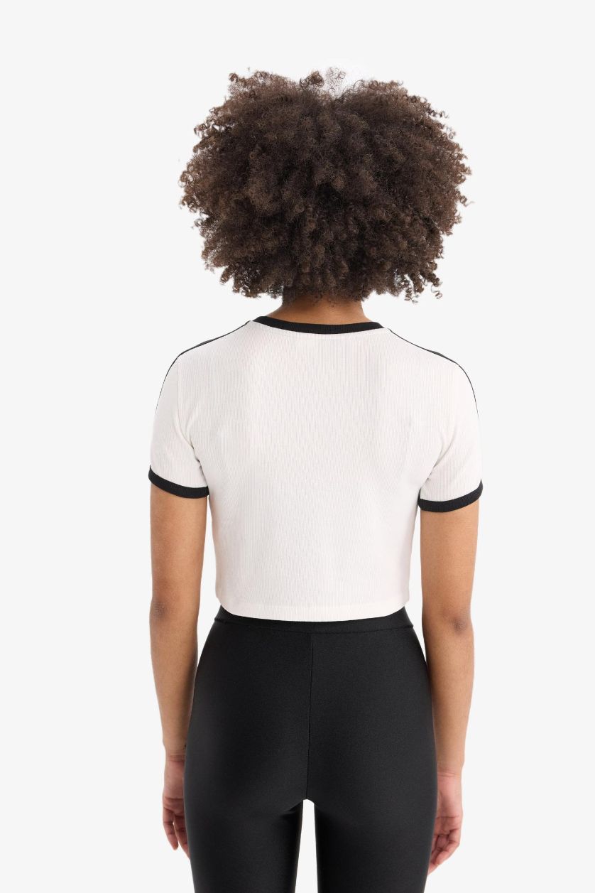 Kadın Ekru NBA Chicago Bulls Slim Fit Dar Kesim Bisiklet Yaka Sporcu Fitilli Kaşkorse Kısa Kollu Tişört