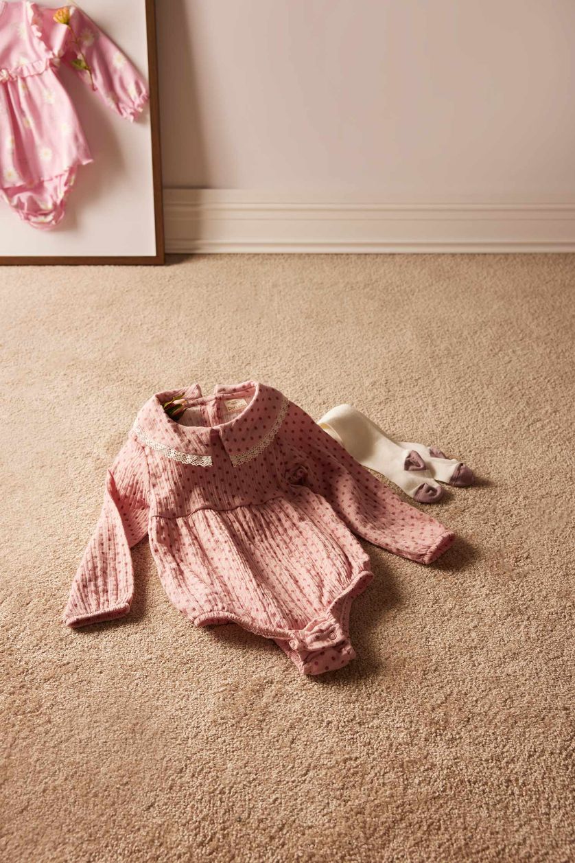 Kız Bebek Lila 2'li Takım Müslin Geniş Yaka Uzun Kollu Tulum Külotlu Çorap Kız Bebek Yenidoğan