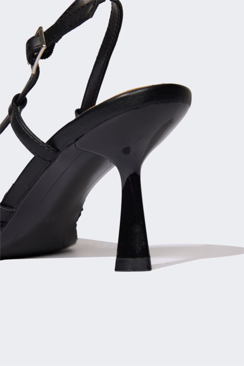 نساء أسود بكعب عالي