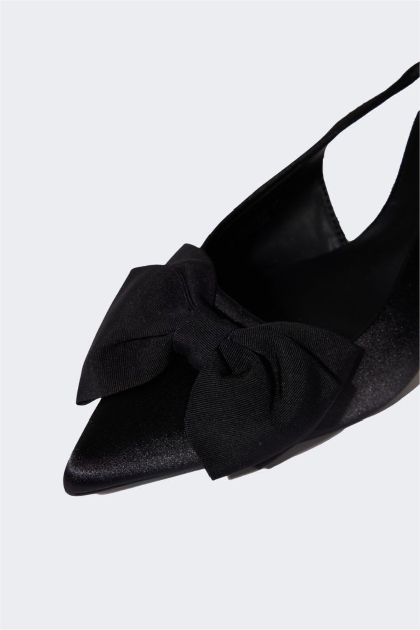 نساء أسود بكعب عالي