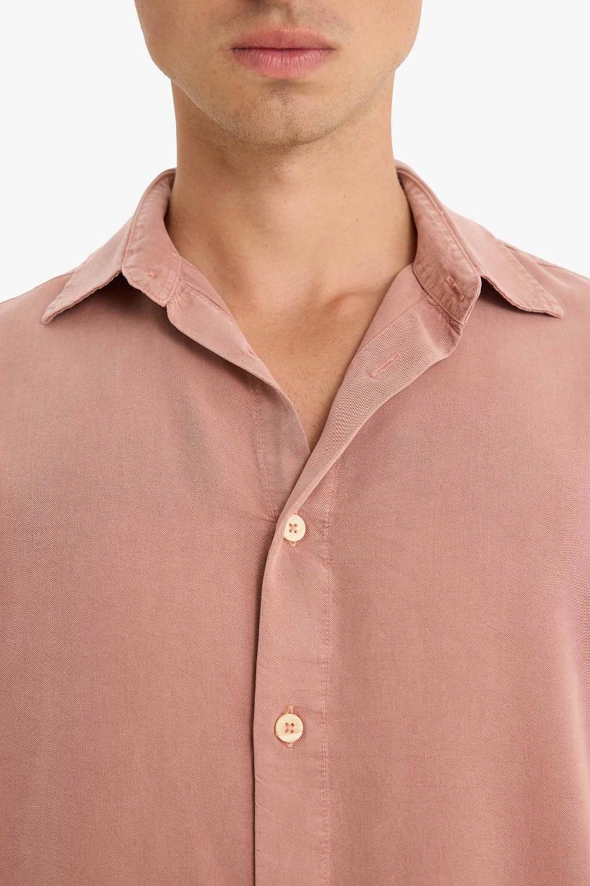 رجال وردي قميص نص ردن قصة عادية