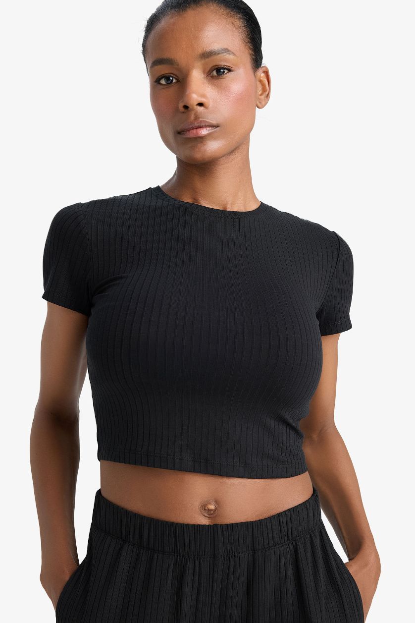 Kadın Siyah Cropped Fıt Bisiklet Yaka Sporcu Kısa Kollu Tişört