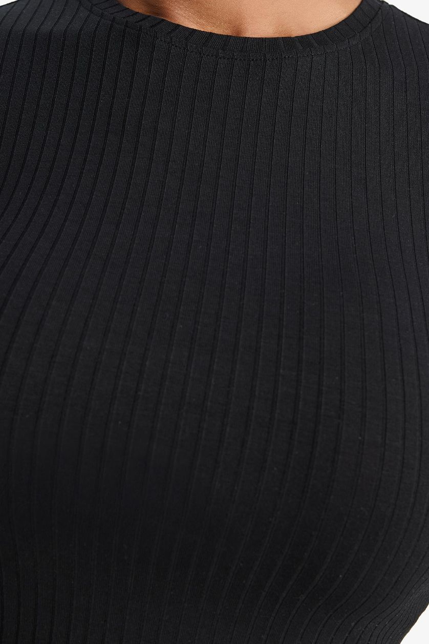 Kadın Siyah Cropped Fıt Bisiklet Yaka Sporcu Kısa Kollu Tişört