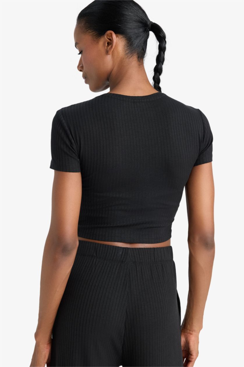 Kadın Siyah Cropped Fıt Bisiklet Yaka Sporcu Kısa Kollu Tişört