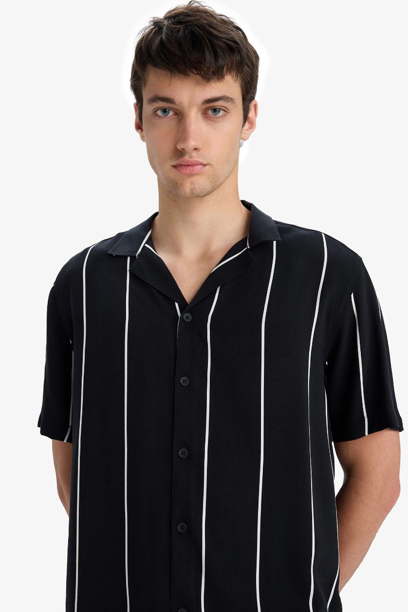Erkek Siyah Regular Fit Apaş Yaka Çizgili Yazlık Kısa Kollu Gömlek