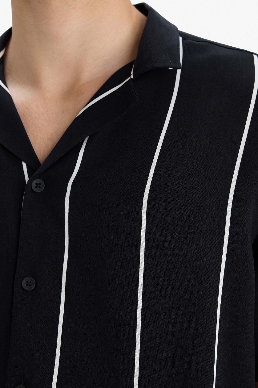Erkek Siyah Regular Fit Apaş Yaka Çizgili Yazlık Kısa Kollu Gömlek