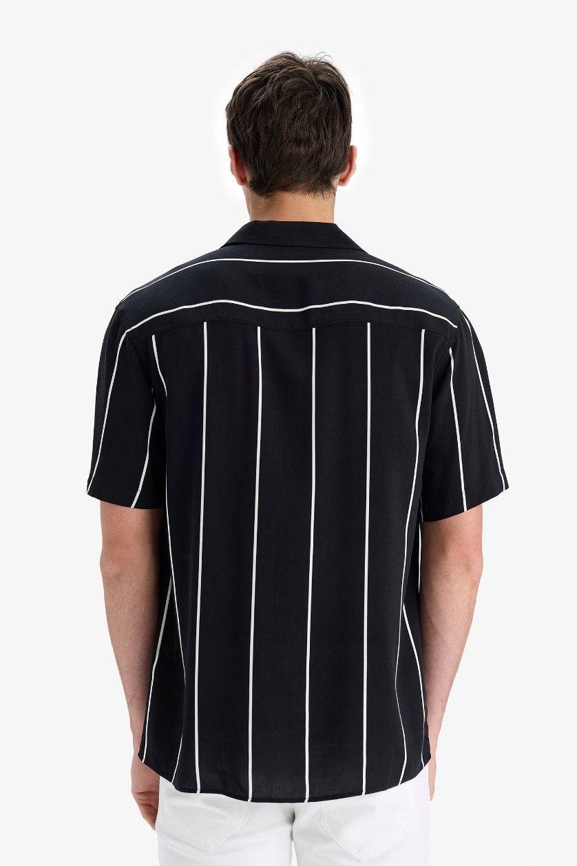 Erkek Siyah Regular Fit Apaş Yaka Çizgili Yazlık Kısa Kollu Gömlek