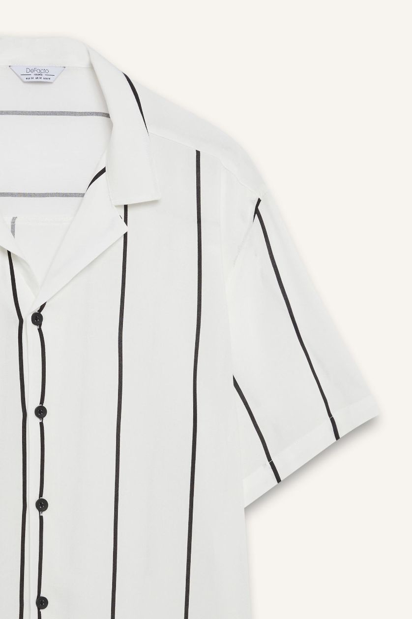 Erkek Beyaz Regular Fit Apaş Yaka Çizgili Yazlık Kısa Kollu Gömlek