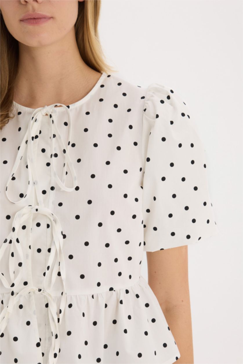 Kadın Kırık Beyaz Regular Fit Yuvarlak Yaka Puantiyeli Önden Bağlamalı Poplin Kısa Kollu Bluz