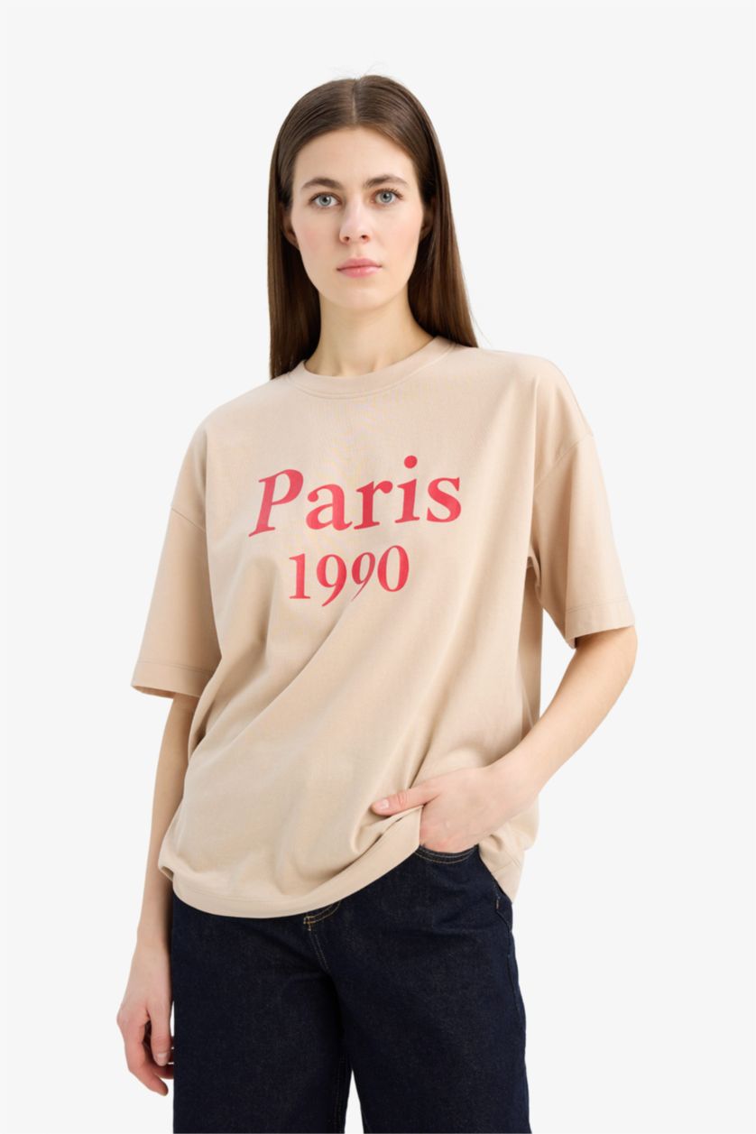 نساء اللون الرملي تيشيرت نص ردن اوفر سايز بياخة مستديرة بطبعة شعار