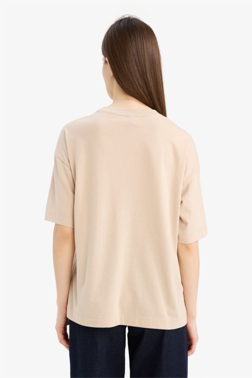 نساء اللون الرملي تيشيرت نص ردن اوفر سايز بياخة مستديرة بطبعة شعار