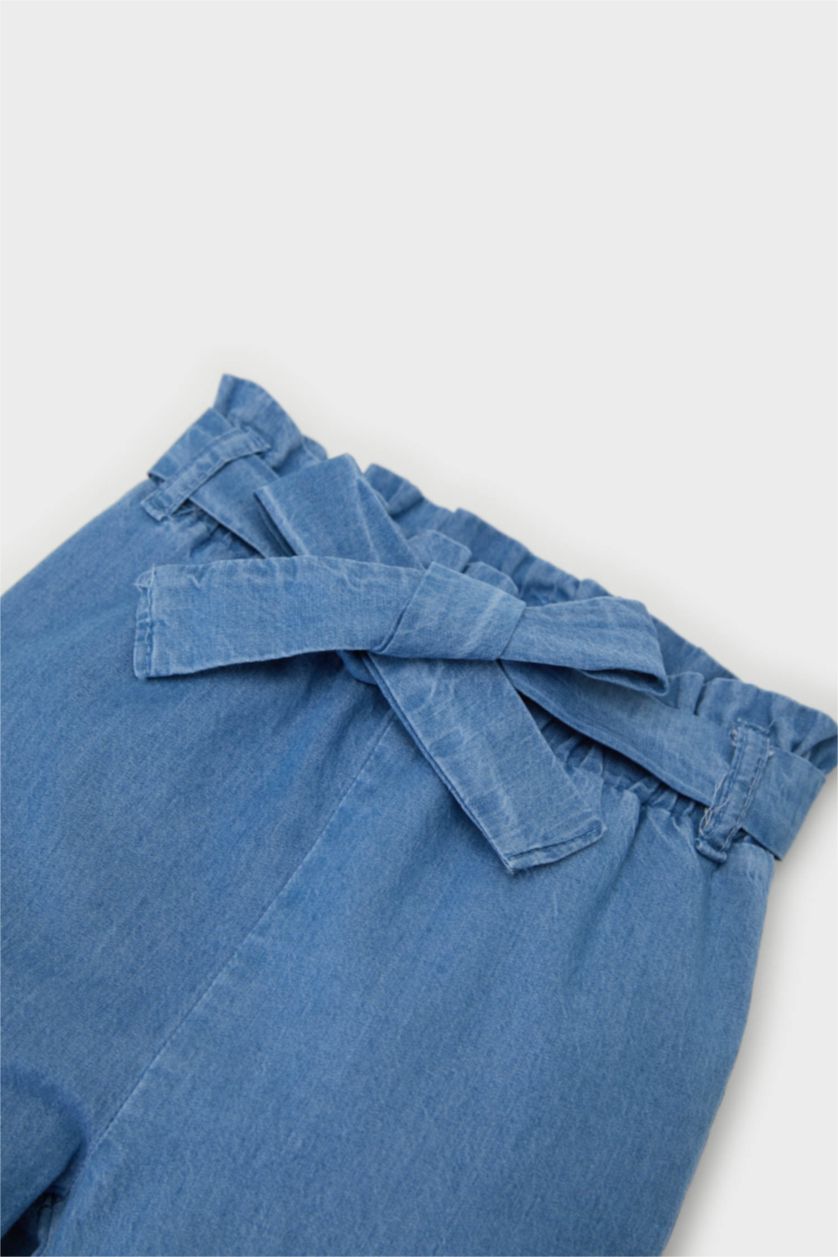 طفلة صغيرة أزرق بنطرون وايد ليج برجل عادي