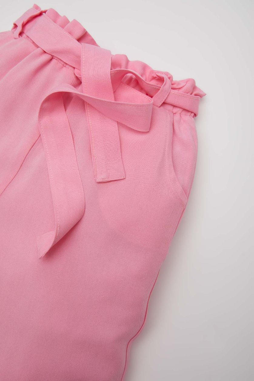 طفلة صغيرة زهري بنطرون وايد ليج برجل عادي