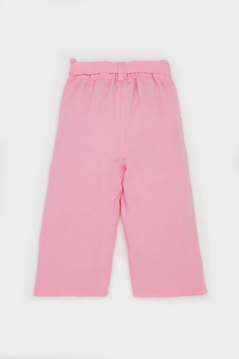 طفلة صغيرة زهري بنطرون وايد ليج برجل عادي