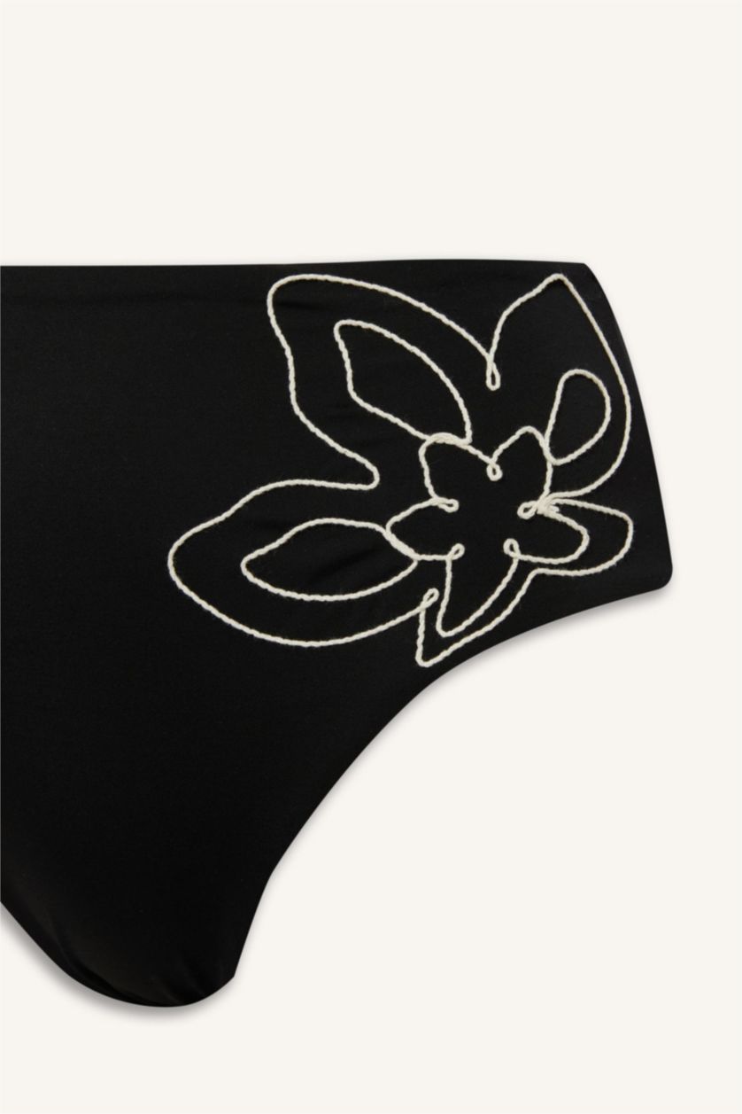 Kadın Siyah Regular Fit Nakışlı Bikini Altı