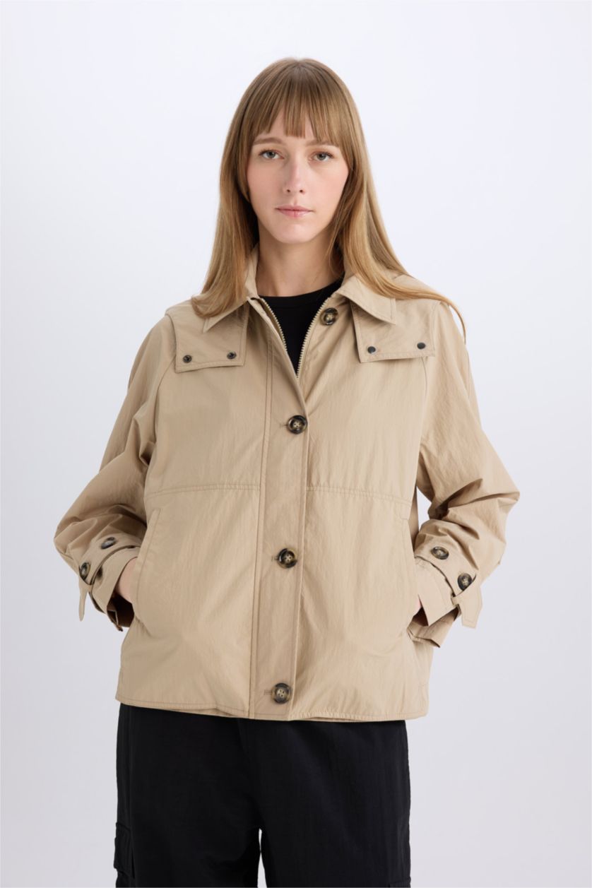 Kadın Taş Su Geçirmez Regular Fit Kapüşonlu Cepli Fermuarlı Apoletli Yağmurluk