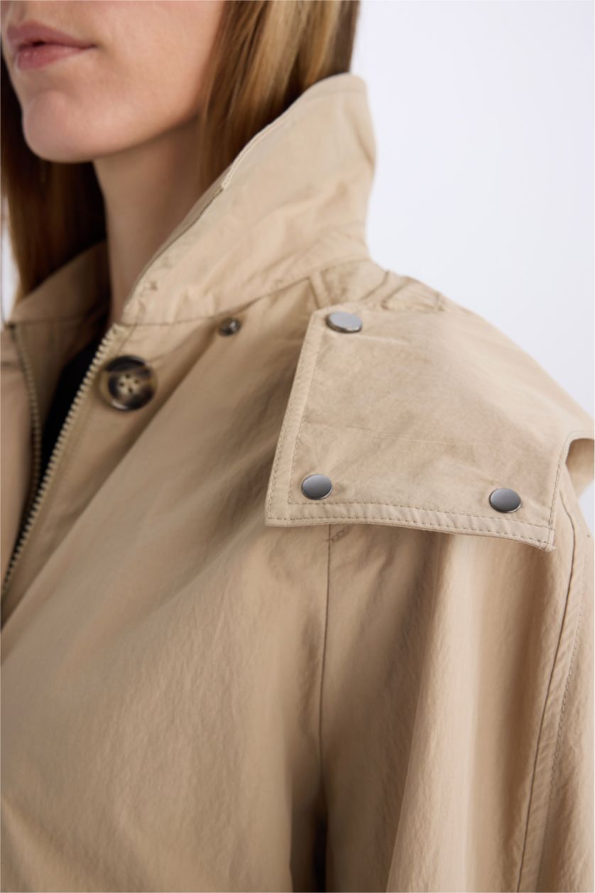 Kadın Taş Su Geçirmez Regular Fit Kapüşonlu Cepli Fermuarlı Apoletli Yağmurluk