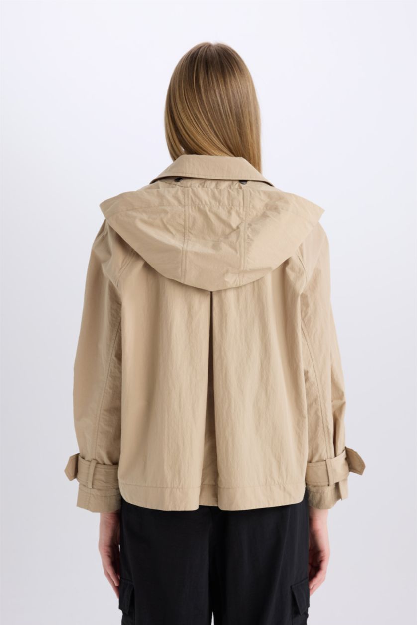 Kadın Taş Su Geçirmez Regular Fit Kapüşonlu Cepli Fermuarlı Apoletli Yağmurluk