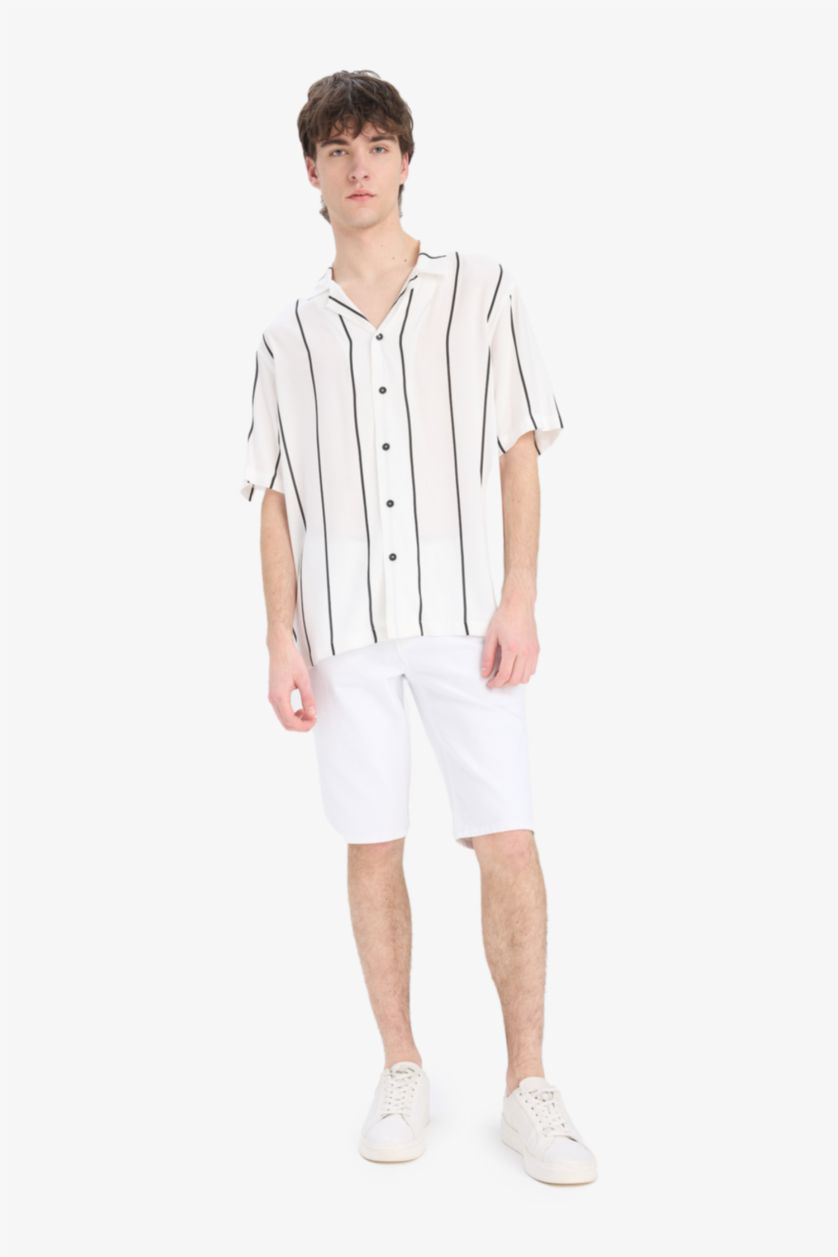 Erkek Beyaz Regular Fıt Apaş Yaka Çizgili Kısa Kollu Gömlek