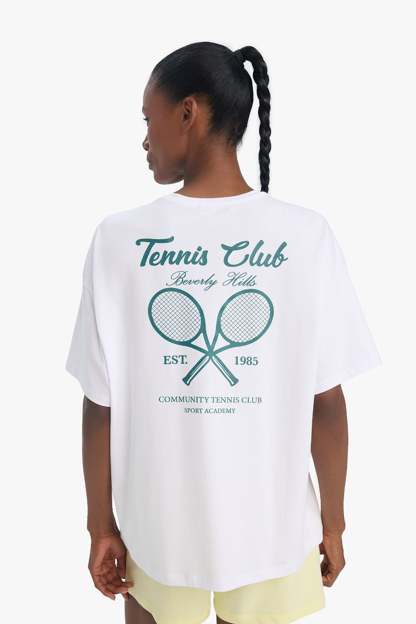 Kadın Beyaz Oversize Geniş Kalıp Bisiklet Yaka Sırt Baskılı Sporcu Kısa Kollu Tişört