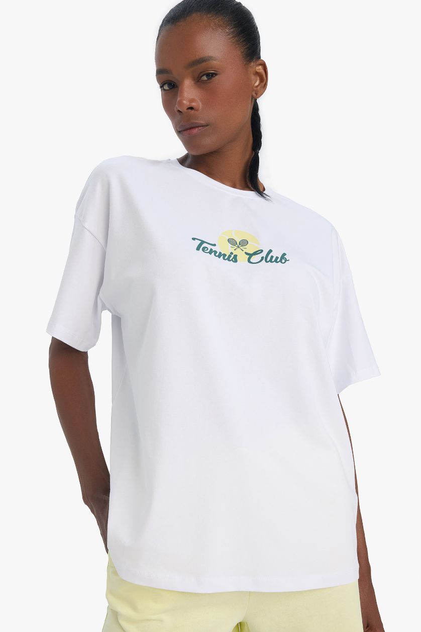 Kadın Beyaz Oversize Geniş Kalıp Bisiklet Yaka Sırt Baskılı Sporcu Kısa Kollu Tişört