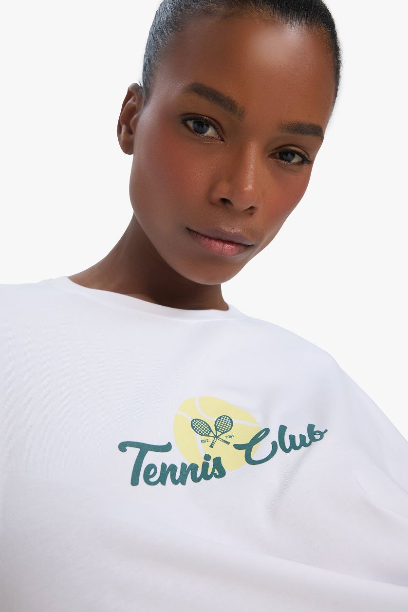 Kadın Beyaz Oversize Geniş Kalıp Bisiklet Yaka Sırt Baskılı Sporcu Kısa Kollu Tişört