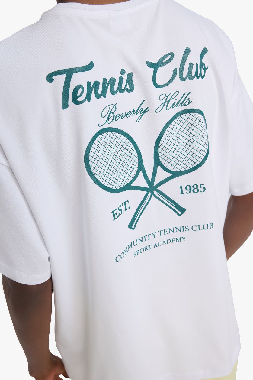 Kadın Beyaz Oversize Geniş Kalıp Bisiklet Yaka Sırt Baskılı Sporcu Kısa Kollu Tişört