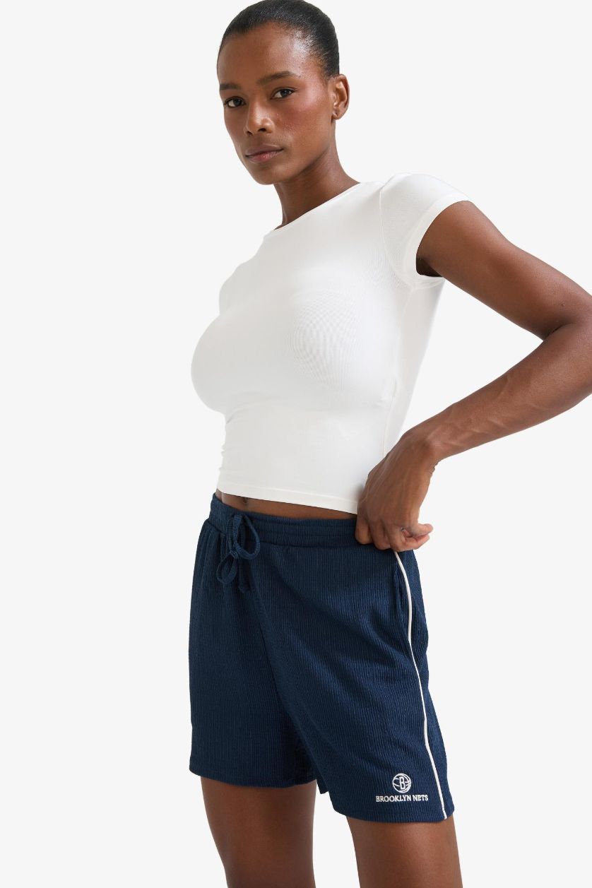 Kadın Lacivert NBA Brooklyn Nets Standart Fıt Kısa Paça Krinkıl Kumaş Şort